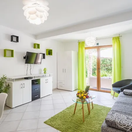 Downtown Dorian And Nadia *