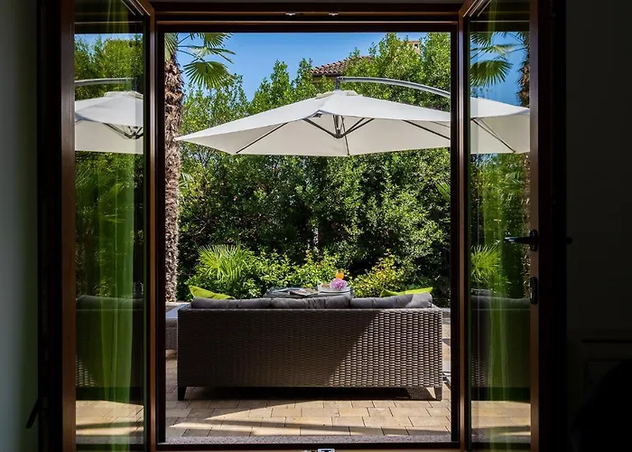 Downtown Dorian And Nadia * أوباتيا