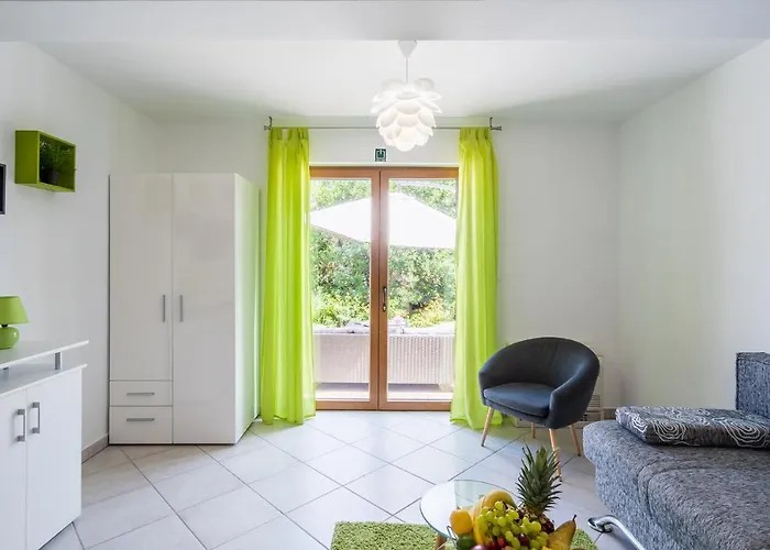 Downtown Dorian And Nadia *